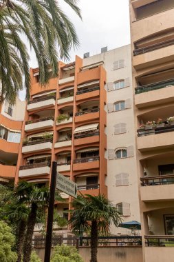 Fontvieille, Monaco, 21 Nisan 2023, Monako Fontvieille 'deki konut binaları. Fontvieille tamamen geri kazanılmış topraklar üzerine kurulmuştur. 