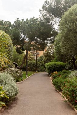 Fontvieille, Monaco, 21 Nisan 2023 - Monako Fontvieille 'deki bir parkın manzarası. Fontvieille geri kazanılmış topraklardan oluşur..