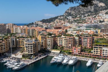 Monaco-Ville, Monako, 20 Nisan 2023 - Monako-Ville 'den alınan Port Fontvieille manzarası.