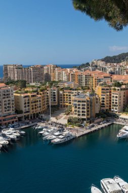 Monaco-Ville, Monako, 20 Nisan 2023 - Monako-Ville 'den alınan Port Fontvieille manzarası.