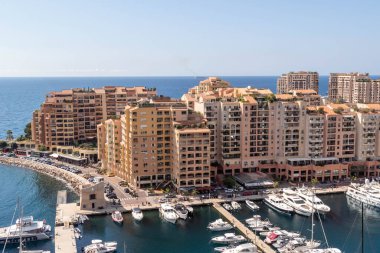 Monaco-Ville, Monako, 20 Nisan 2023 - Monako-Ville 'den alınan Port Fontvieille manzarası.