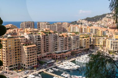 Monaco-Ville, Monako, 20 Nisan 2023 - Monako-Ville 'den alınan Port Fontvieille manzarası.