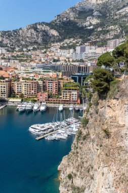 Monaco-Ville, Monako, 20 Nisan 2023 - Monako-Ville 'den alınan Port Fontvieille manzarası.