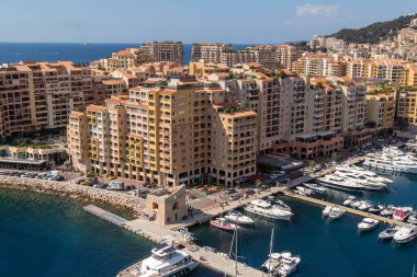 Monaco-Ville, Monako, 20 Nisan 2023 - Monako-Ville 'den alınan Port Fontvieille manzarası.