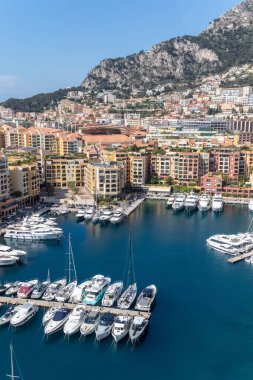 Monaco-Ville, Monako, 20 Nisan 2023 - Monako-Ville 'den alınan Port Fontvieille manzarası.
