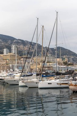 La Condamine, Monaco, 22 Nisan 2023 - La Condamine koğuşundaki Monako ana limanı Herkül Limanı manzarası.