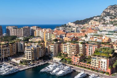 Monaco-Ville, Monako, 20 Nisan 2023 - Monako-Ville 'den alınan Port Fontvieille manzarası.