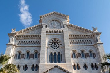 Monaco-Ville, Monaco, Monako, 20 Nisan 2023 Monako Katedrali 'ndeki Meryem Ana' nın katedralinin manzarası.