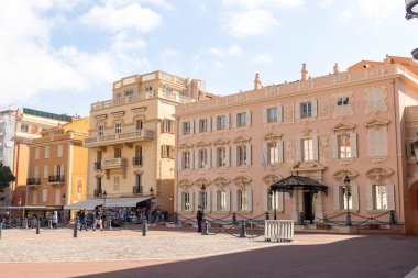 Monako-Ville, Monako, 20 Nisan 2023: Monako-Ville 'deki Prensler Sarayı' nın karşısındaki binaların manzarası.