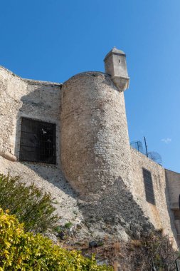 Monako-Ville, Monako, 20 Nisan 2023, Monako-Ville, Oşinografi Müzesi yakınlarındaki eski şehir duvarlarının manzarası.