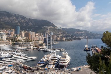 Monako-Ville, Monako, 20 Nisan 2023 Monako-Ville 'den alınan Herkül Limanı manzarası.