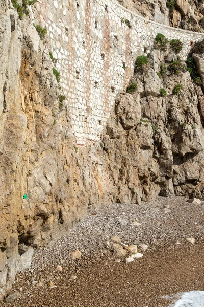 2023年4月20日モナコ モナコ市 モナコ ビル下の岩の海岸線 — ストック写真