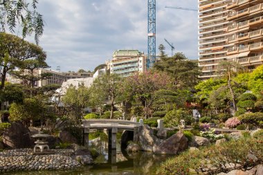 Monaco, Monako, 21 Nisan 2023 - Monako 'daki Japon bahçesinin Larvotto koğuşundaki manzarası