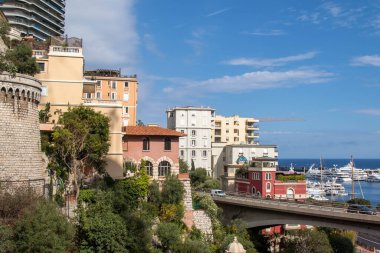 Monako, Monako, 20 Nisan 2023 Monako Prensliği, tren istasyonunun yakınından alındı.