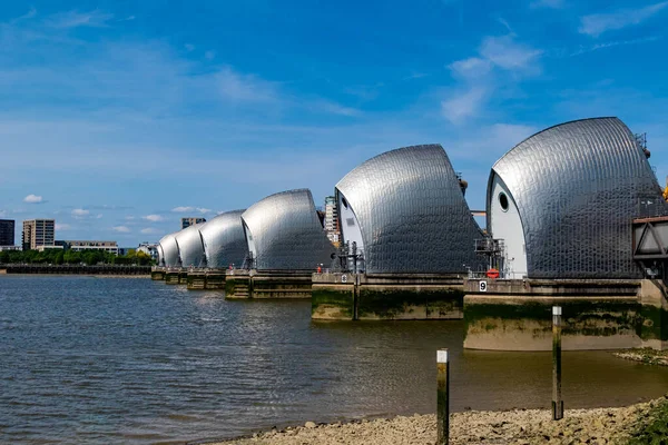 20203年5月28日 英国伦敦 伦敦市中心为防止洪水而修建的泰晤士河防洪堤景观 — 图库照片