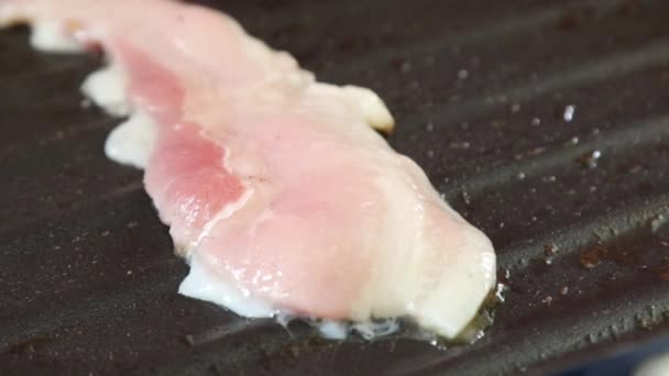 Uma Fatia Bacon Sendo Frito Uma Panela Grelha — Vídeo de Stock