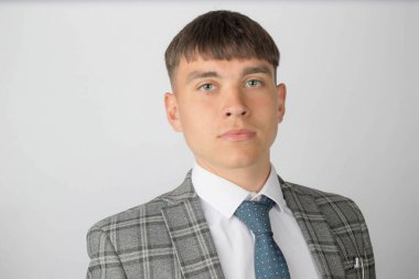 Genç girişimci takım elbise ve kravat takıyor. 