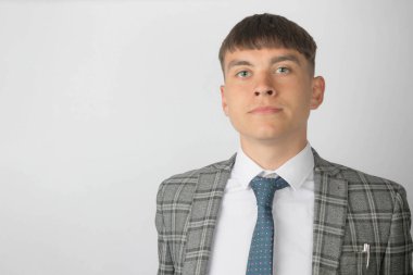 Genç girişimci takım elbise ve kravat takıyor. 