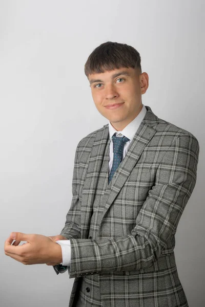 若い起業家は スーツを着てネクタイとウエストコート彼の袖口を調整 — ストック写真