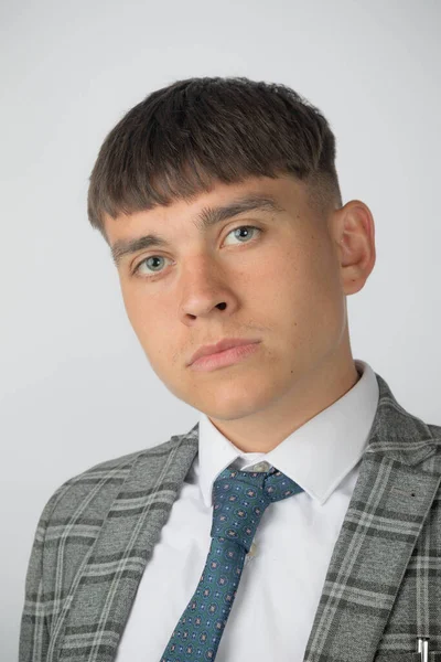 Egy Fiatal Vállalkozó Öltönyt Nyakkendőt Visel Aggódva Néz — Stock Fotó