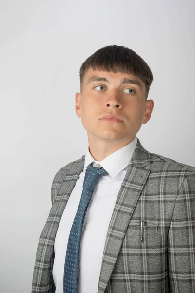 Młody Przedsiębiorca Garniturze Krawacie Wyglądający Zmartwionego — Zdjęcie stockowe