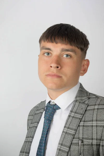 スーツを着て心配そうにネクタイをしている若い起業家 — ストック写真