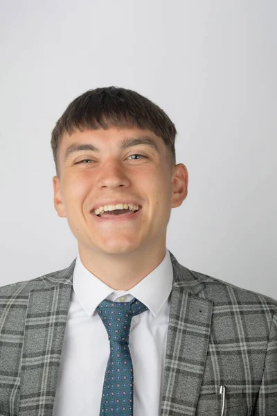 Młody Przedsiębiorca Garniturze Krawacie Uśmiechnięty Śmiejący Się — Zdjęcie stockowe