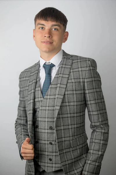 スーツを着てネクタイをしてウエストコートを着た若い起業家 — ストック写真