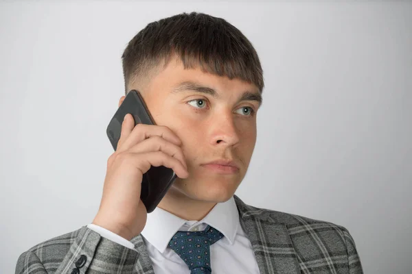 Genç Girişimci Takım Elbiseli Kravatlı Telefon Görüşmesi Yapıyor — Stok fotoğraf
