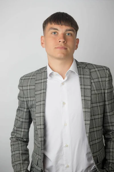 Młody Przedsiębiorca Garniturze Rozpiętej Koszuli Bez Krawata — Zdjęcie stockowe