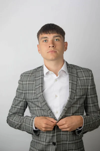 Młody Przedsiębiorca Garniturze Rozpiętej Koszuli Bez Krawata Dopasowującego Kurtkę — Zdjęcie stockowe