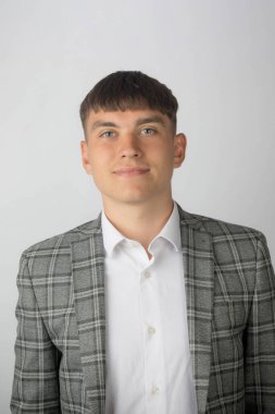 Takım elbiseli genç girişimci ve kravatsız açık yakalı.