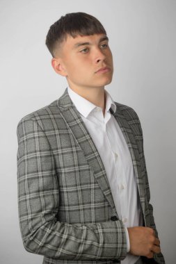 Takım elbiseli ve kravatsız gömlek giyen genç bir girişimci.