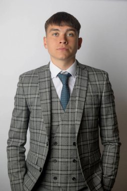 Takım elbise, kravat ve yelek giyen genç girişimci.