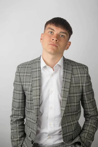 Młody Przedsiębiorca Garniturze Rozpiętej Koszuli Bez Krawata — Zdjęcie stockowe