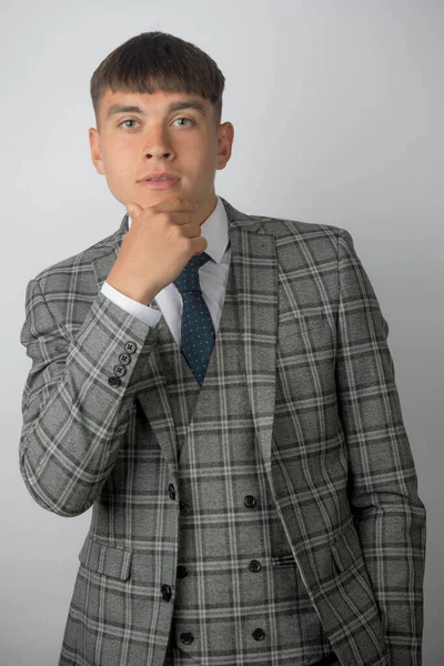 Jovem Empresário Vestindo Terno Gravata Colete Pensando Com Mão Queixo — Fotografia de Stock