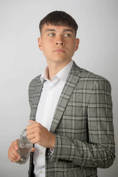 Młody Przedsiębiorca Marynarce Garnituru Koszuli Otwartym Dekoltem Bez Krawata Plastikową — Zdjęcie stockowe