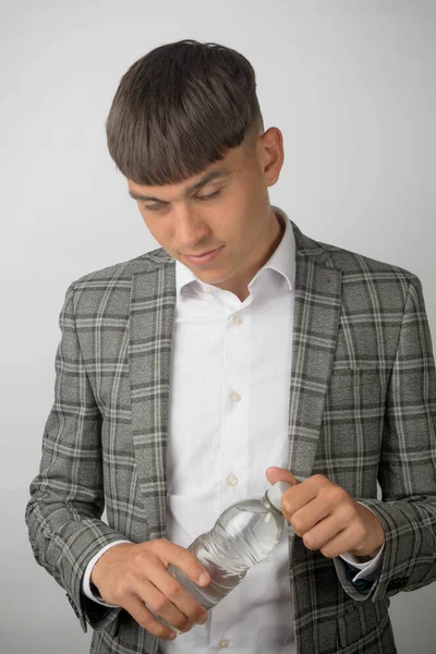 Jovem Empresário Vestindo Uma Jaqueta Terno Camisa Pescoço Aberto Sem — Fotografia de Stock
