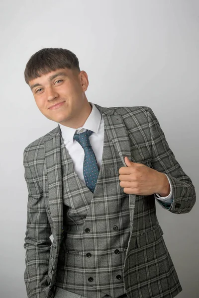 Jovem Empresário Vestindo Terno Gravata Colete Sorrindo — Fotografia de Stock