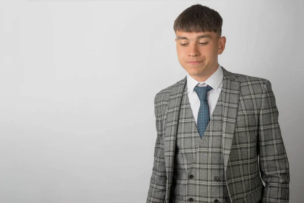Fiatal Vállalkozó Öltönyt Nyakkendőt Mellényt Visel Komoly Arckifejezéssel — Stock Fotó