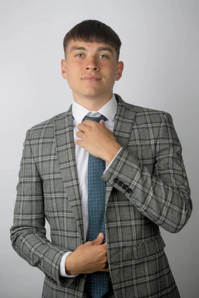 Jovem Empreendedor Vestindo Terno Gravata Ajustando Sua Gravata — Fotografia de Stock