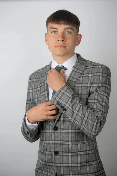 Młody Przedsiębiorca Garniturze Krawacie Dopasowuje Krawat — Zdjęcie stockowe