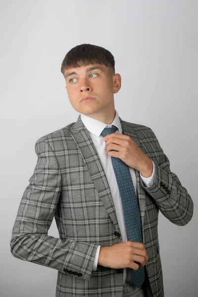 若い起業家はスーツを着てネクタイを調節して — ストック写真