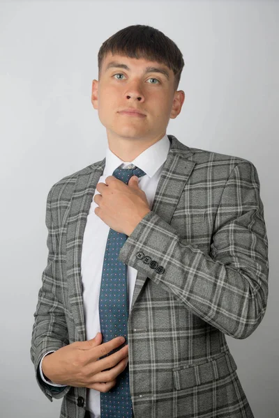 Jovem Empreendedor Vestindo Terno Gravata Ajustando Sua Gravata — Fotografia de Stock