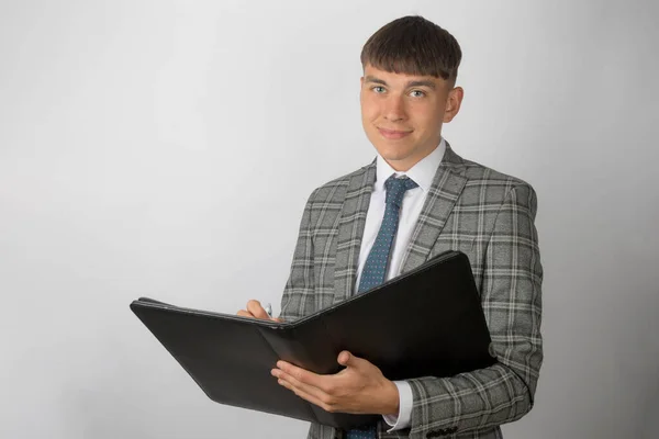 Fiatal Vállalkozó Visel Öltönyt Nyakkendőt Tartó Fekete Mappa Mosolygós — Stock Fotó