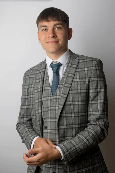 スーツを着てネクタイをしてウエストコートを着た若い起業家 — ストック写真