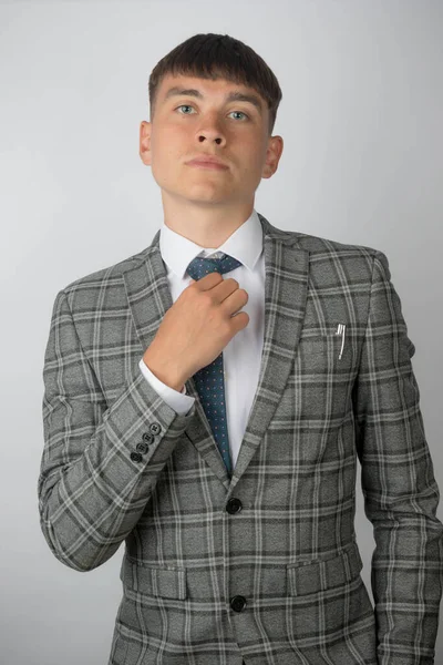Młody Przedsiębiorca Garniturze Krawacie Dopasowuje Krawat — Zdjęcie stockowe