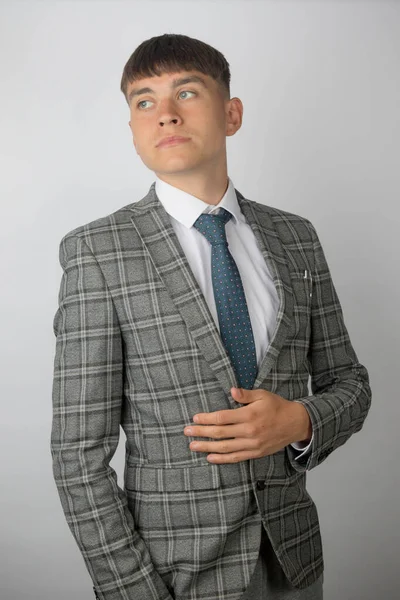 Młody Przedsiębiorca Garniturze Krawacie — Zdjęcie stockowe