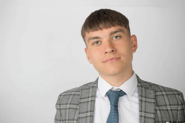 Fiatal Vállalkozó Öltönyt Nyakkendőt Visel — Stock Fotó
