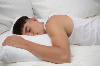 Önünde uyuyan genç, bekâr bir erkek.